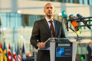 Алжирските власти са поискали от 12 френски държавни служители командировани