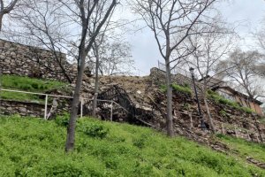 Спорове около законноста на зидове на Небет тепе се развихриха