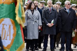 Кой да поръчва музиката как този голям спор тече