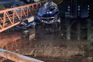 Падналият 50-метров кран в Поморие потопи лодка