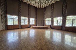 Културен дом приютяващ местната Галерията за графично изкуство е най новата