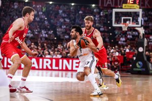 Най добрият баскетболист на България Александър Везенков поведе своя тим