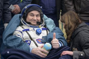 Руско американски космически екипаж се завърна навръх Великден на Земята с