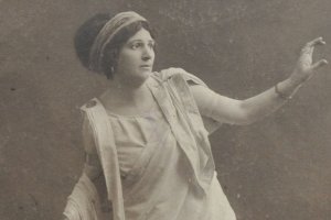 Народният театър Иван Вазов отдава почит на първите дванадесет емблематични