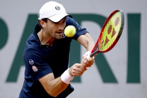 Участващият с уайлд кард представител на домакините Валентен Вашеро ще