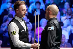 Две смайващи победи изстреляха Бари Хоукинс на 1 2 финалите в Шампионата