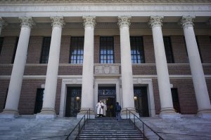 Образователното министерство обяви че замразява близо 2 3 млрд долара финансиране