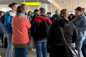 Повече от 8 часа близо 300 души чакат да излети