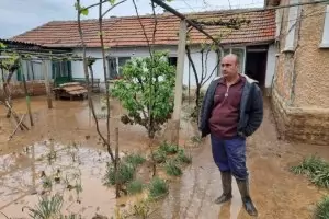 Водолази спасиха две жени от наводнена къща в Монтанско