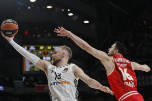 С блестяща игра след почивката Александър Везенков се превърна в