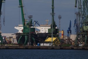 Един от най големите товарни кораби в света за първи път