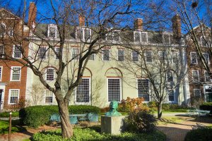 Два отделни доклада публикувани вчера и касаещи Харвардския университет заключават