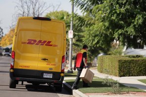 DHL временно спря изпращането на пакети над 800 до САЩ