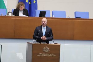 Не правителството или Народното събрание а парламентарните групи са взели