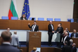 Досадните политически трикове около вота на недоверие започнаха още в