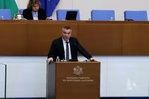 Министър Тахов претворява идеите 
на Пеевски в "Магазин за хората"