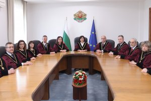 за противоконституционно и отмени решение на парламента с което преди