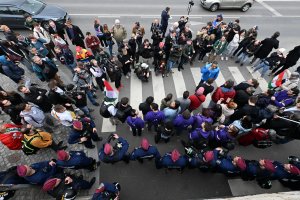 Унгарският парламент прие днес поправка в конституцията която позволява на