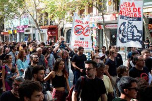 Недостигът на жилища и високите цени изкараха испанците на улицата