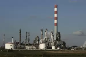 Разлив на 82 000 л петрол в сръбска рафинерия застрашава Дунав