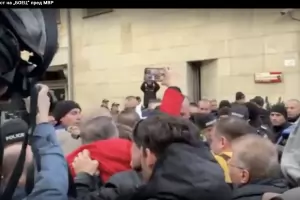 Стигна се до сблъсъци на протест пред МВР срещу министъра