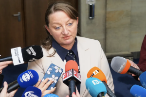 В средносрочен план трябва да се планира с колко да