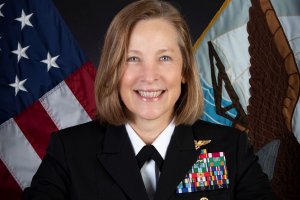 Вицеадмиралът от военноморските сили на САЩ Шошана Чатфийлд заемаща висш