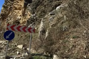 Срутени скали блокираха пътя при Кричим 