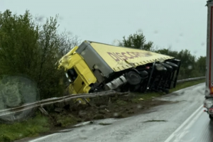Поредна катастрофа с тежкотоварен камион стана на пътя Плевен