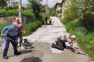 Вместо асфалт бетон Вместо общината или държавата да ремонтира