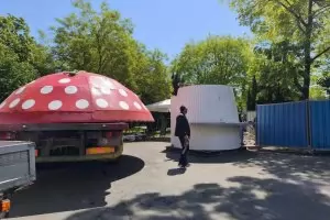 Бургас демонтира незаконната "Гъбка" и поставя нова