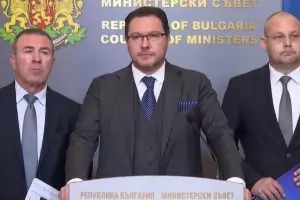 Митов прехвърли иконите на кабинета "Петков"