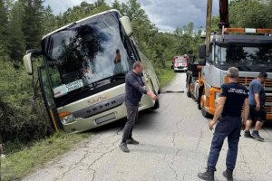 Автобус с туристи се преобърна край Боженци Инцидентът е станал
