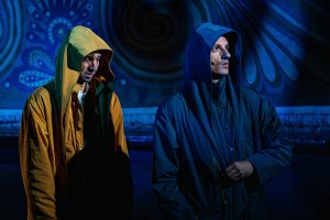 Розенкранц и Гилденстерн стоят пред голямата сцена и си подхвърлят