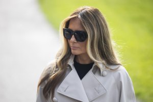 Първата статуя на Мелания Тръмп в родната ѝ Словения беше