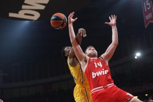 Най полезният баскетболист на плейофите в Евролигата Александър Везенков даде непринудено