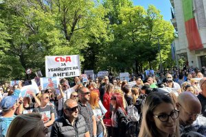 Втори протест след Хасково премина с щурм бутилки и чупене