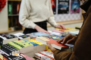 Въпреки дъжда Пролетният панаир на книгата се открива днес Щандовете