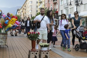 Все по голяма част от населението на България е съставена от