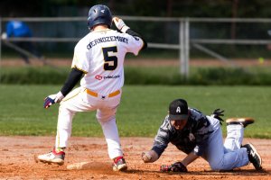 Започналият амбицирано новия сезон в бейзболното първенство на България отбор