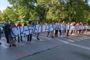 Три седмици по късно и след няколко протеста на фенове на