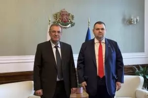 Чакъров прегърна Пеевски в сюрреалистичен кошмар
