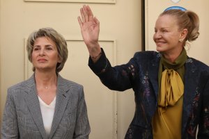 Въпреки публичните уверения че се работи за прекратяване на двувластието