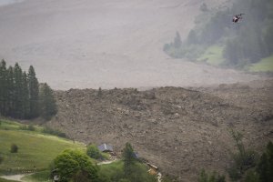 Голямо парче от ледник в швейцарските Алпи се откъсна и