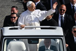 Държавни и правителствени ръководители от цял свят както и 200