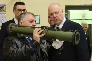 Кабинетът няма да вдига извънредно военните разходи през тази година 