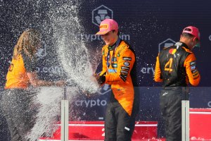 Отборът на Макларън спечели двойна победа в надпреварата за Гран