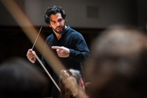 Диригентът Доминго Хиндоян ще наследи Джеймс Конлън на поста музикален