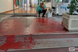 29 годишен мъж е залял с червена боя входа на Министерството