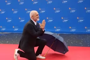 Еди Рама посрещна на колене Мелони в Тирана